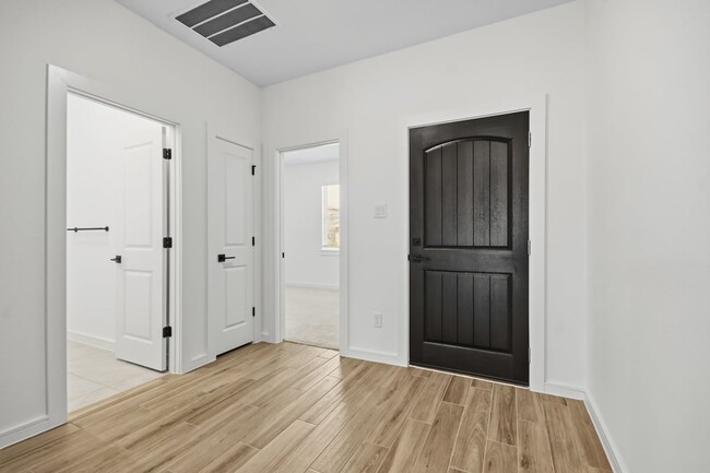 Building Photo - 8427 Bay Rdg Cir