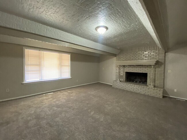 Building Photo - Huge 4 Bedroom in West Tulsa