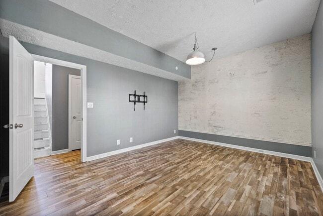 Building Photo - Pet Friendly Five Bedroom with Basement!