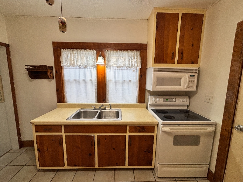 Building Photo - 1321 Lay Blvd