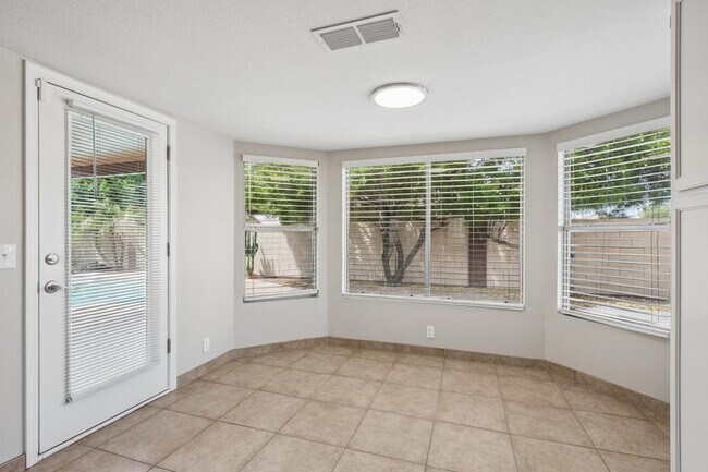 Building Photo - 8734 W Bloomfield Rd