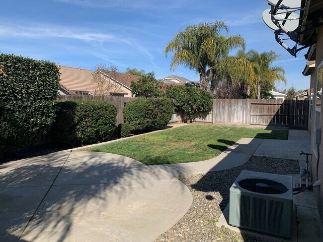 Building Photo - 4 bedroom 2 bathroom home Near Christofferson Pkwy Close to Walnut Elementary, Turlock Jr High Sc...