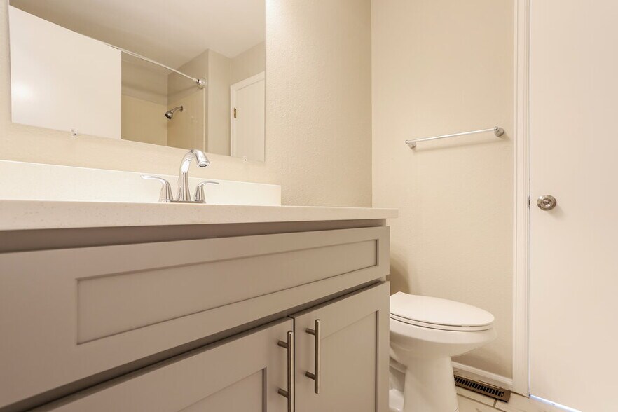 Building Photo - 16393 Goldenrod Way