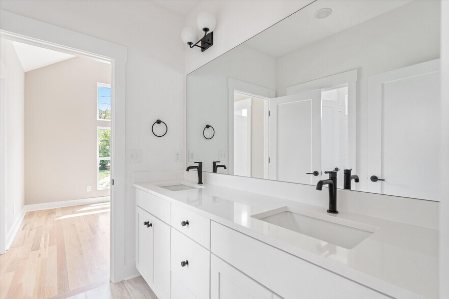 Building Photo - 2826 Clifton Ave