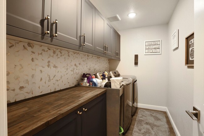 Building Photo - Spacious 5 Bedroom Home in Lodi with 1st f...