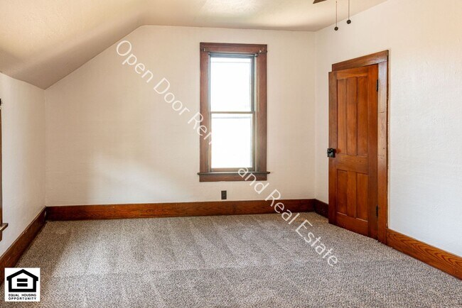 Building Photo - 1320 S Van Buren St