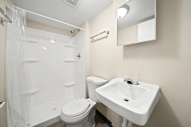 Building Photo - Spacious 2BR, 2BA Haven with Hardwood Elegance right across from Humboldt Park!