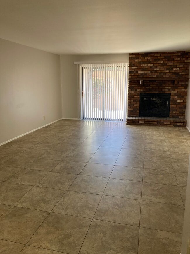 Building Photo - 3 bedroom condo in Village of Oak Creek