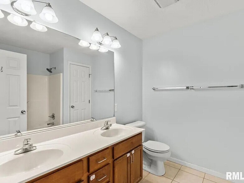 Building Photo - 11217 North Oakwood Drive