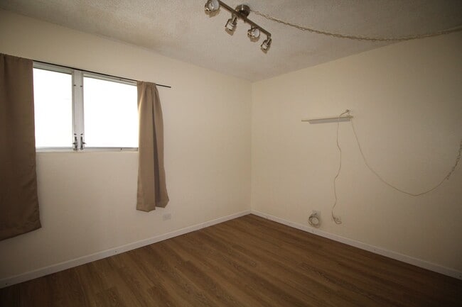 Building Photo - 3 bedroom - 2 bath - with 2 PARKING STALLS!