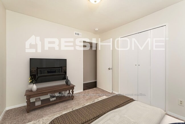 Building Photo - 2725 Hackberry Ln