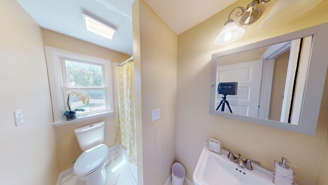 Building Photo - Charming 3 Bedroom Home
