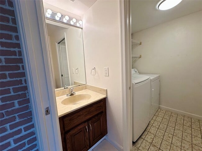 Building Photo - 444 Pine Cir