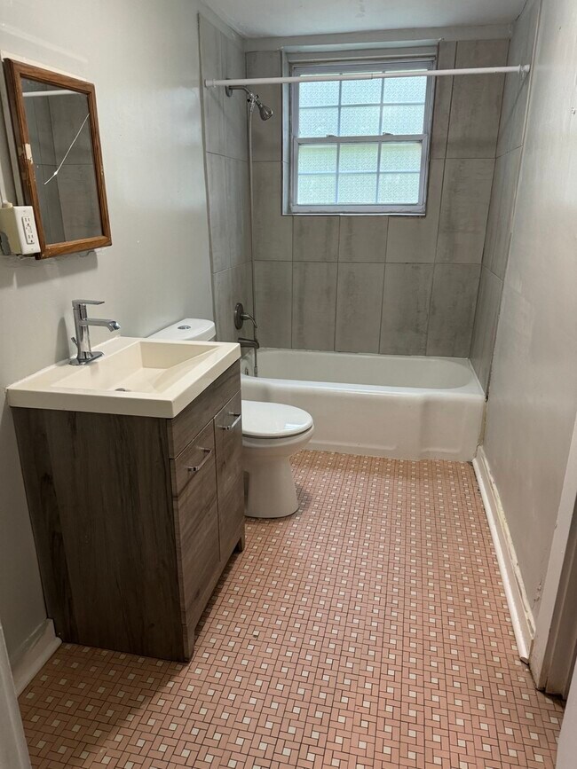 Building Photo - 567 Northside Dr