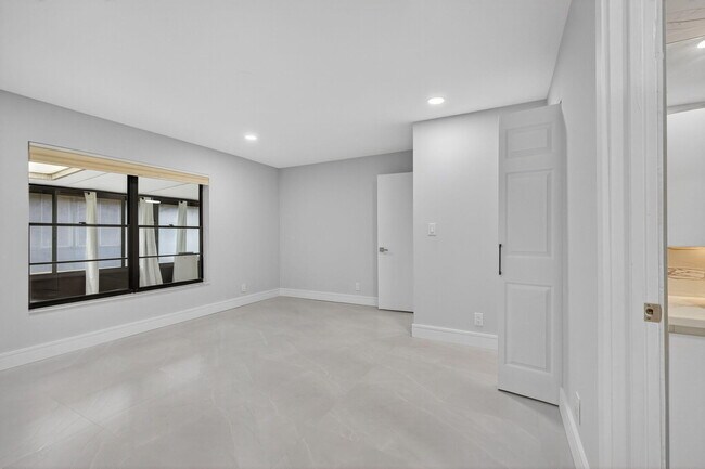 Building Photo - 10924 Roebelini Palm Ct