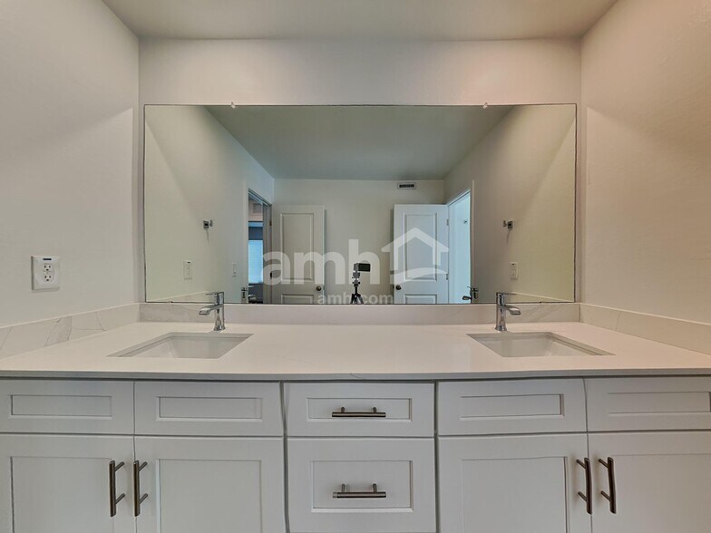 Building Photo - 20177 W Thomas Rd