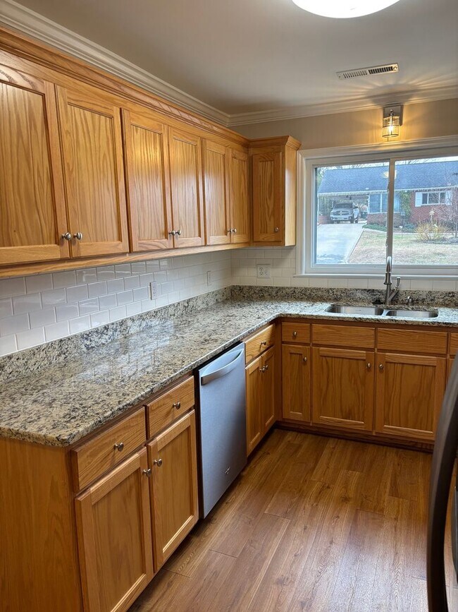 Building Photo - 4 bed, 2 bath brick home located in Asheboro