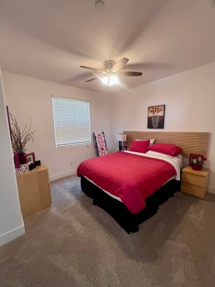 Building Photo - 2712 E Tamarind Dr
