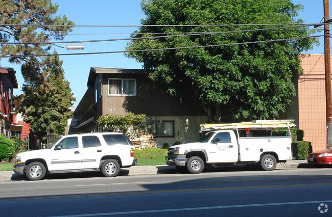 Primary Photo - 6743 Whitsett Ave