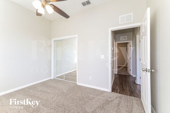 Building Photo - 452 Bay Leaf Dr