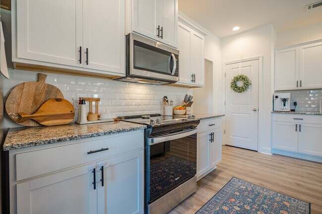 Building Photo - 63 Buckingham Dr