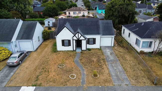 Building Photo - Gorgeous Two Story Home in Eureka!