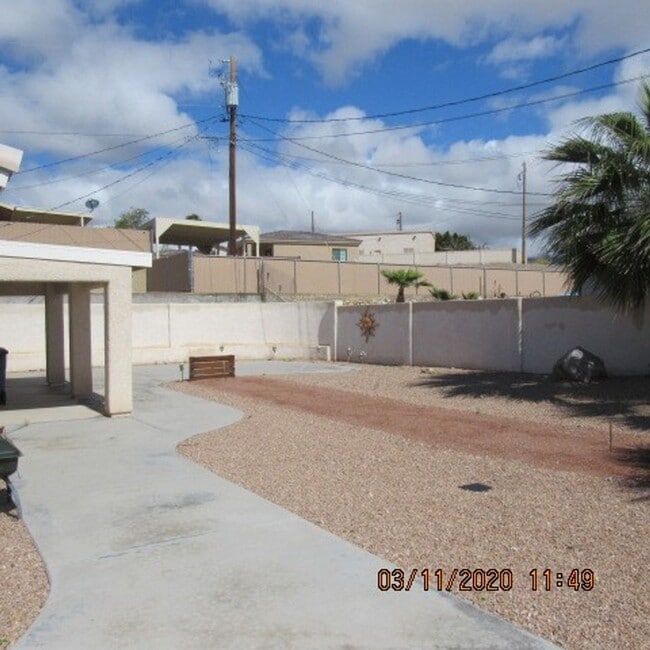 Building Photo - 3 bedroom 2 bath home with 3 car garage and RV parking
