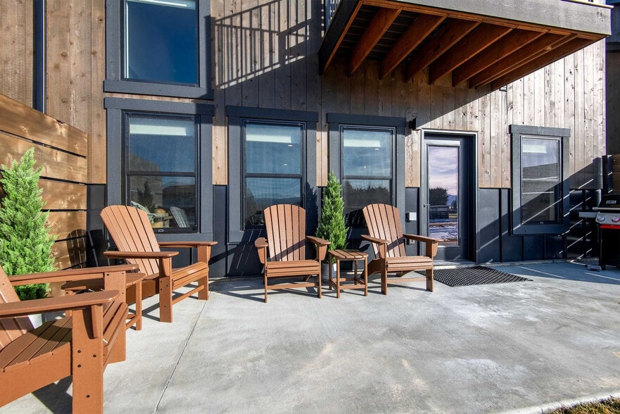 Building Photo - 690 Stone Peak Lp