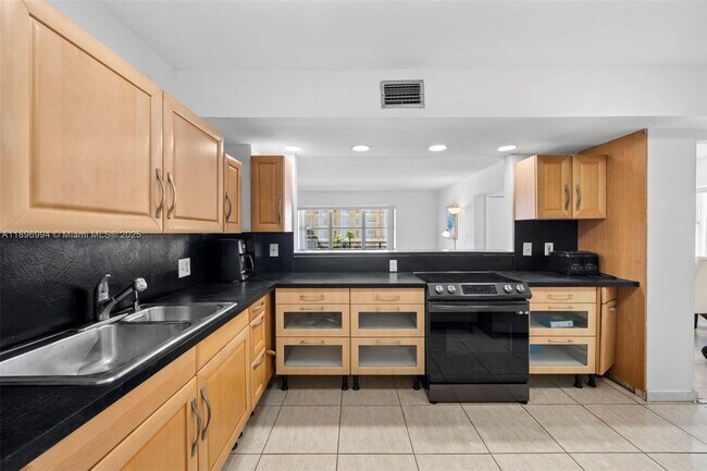 Building Photo - 401 Golden Isles Dr