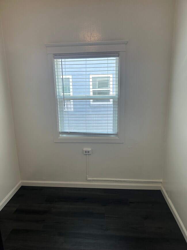 Building Photo - 5740 Franklin Ave