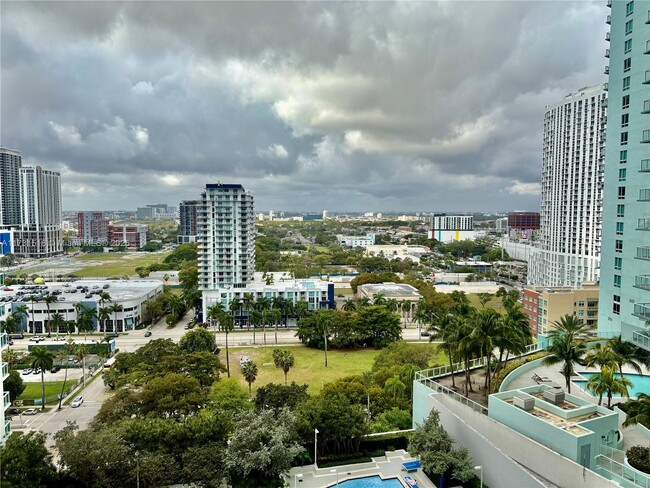 Building Photo - 1800 N Bayshore Dr