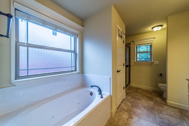Building Photo - 3205 SW Briar Creek Ave