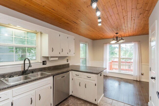 Building Photo - 105 Redbud Dr