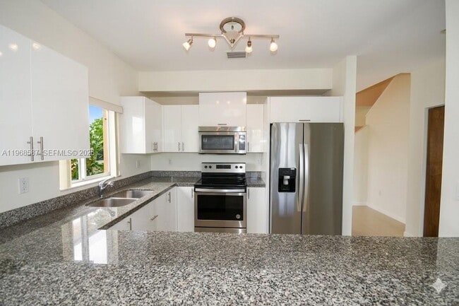 Building Photo - 2780 SW 33rd Ave