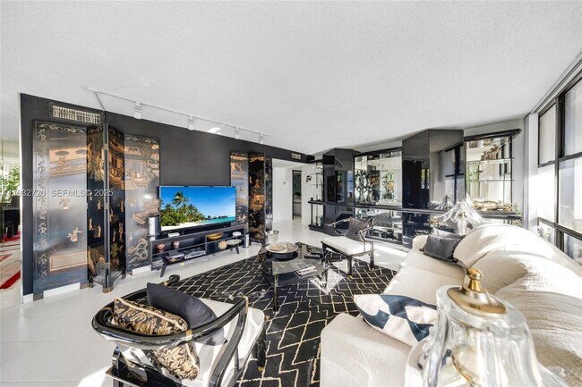 Building Photo - 800 Parkview Dr