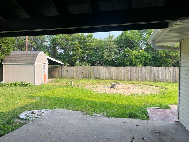 Building Photo - Move in Ready! $1,000 security deposit Pay...
