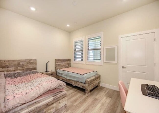 Building Photo - Upscale 2/2 Apartment in The Cannery!-$500 Off 1st Month's Rent