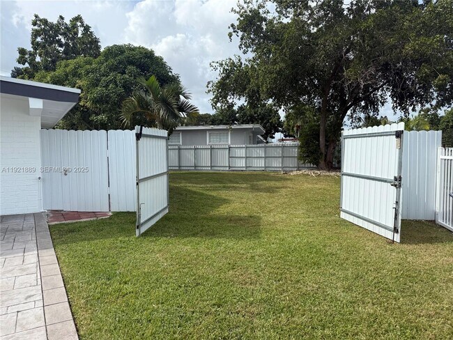 Building Photo - 27000 SW 145th Ave