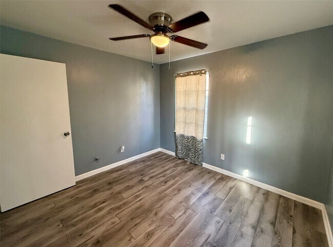 Building Photo - 411 Elaine St