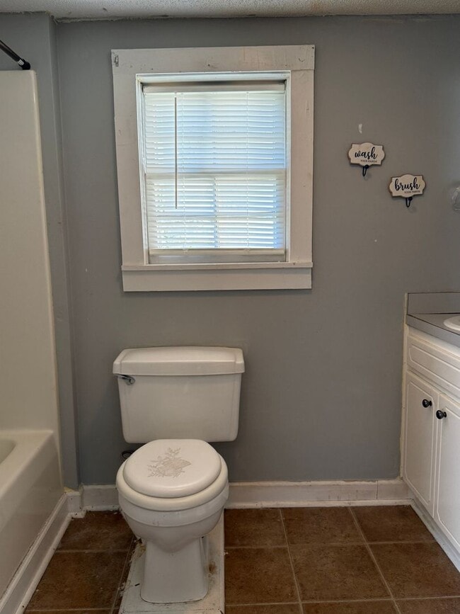 Building Photo - AMAZING LOCATION, Ranch Home Downtown Smit...
