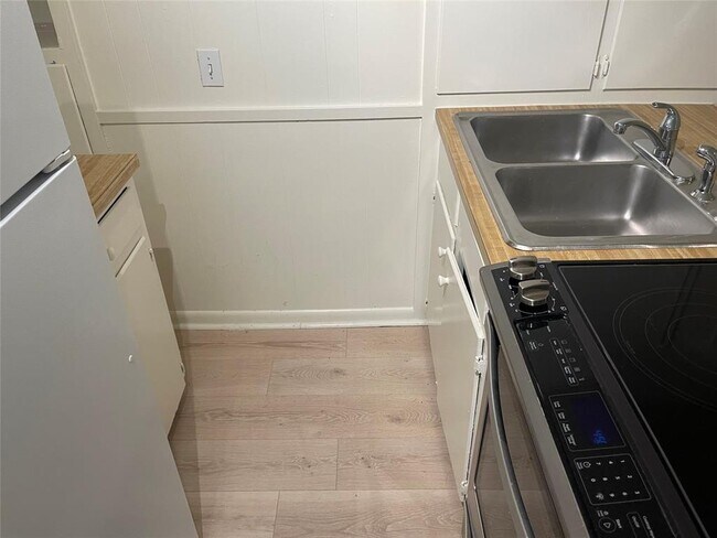 Building Photo - 2711 Hemphill Park