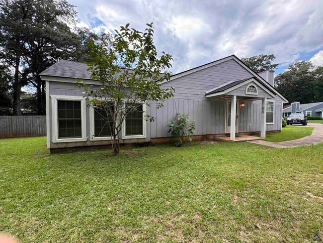 Building Photo - 282 Somerset Dr