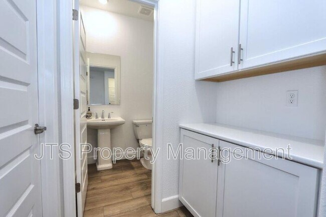 Building Photo - 3349 Hedgerow Ct