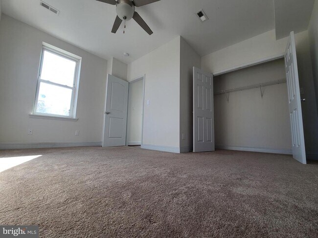 Building Photo - 250 S Washington St