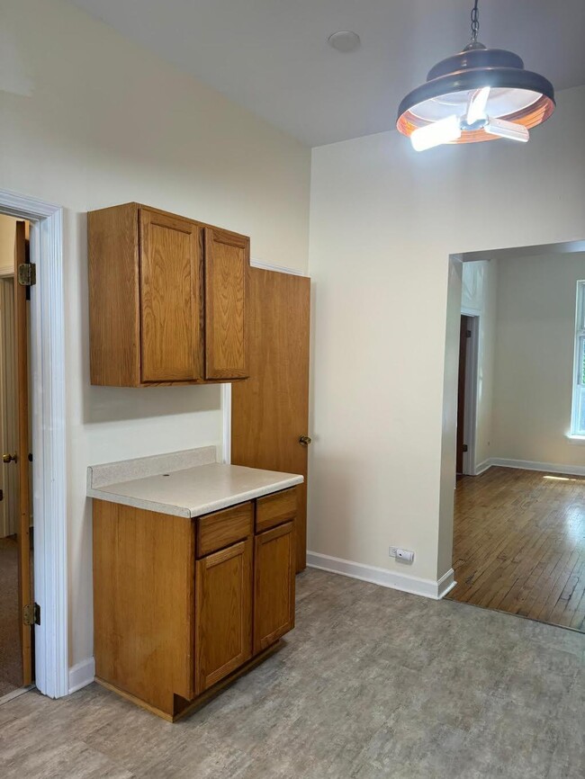 Building Photo - 2 bedroom in Chicago IL 60622