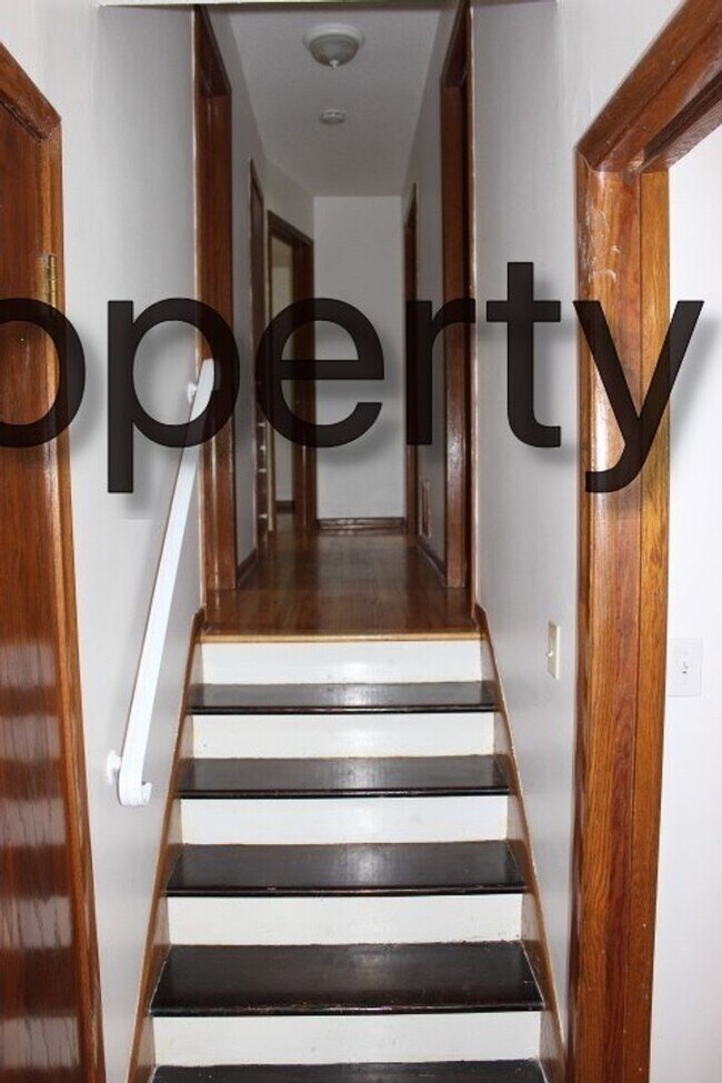 Building Photo - Edina Single Family Home, Hardwood Floors,...
