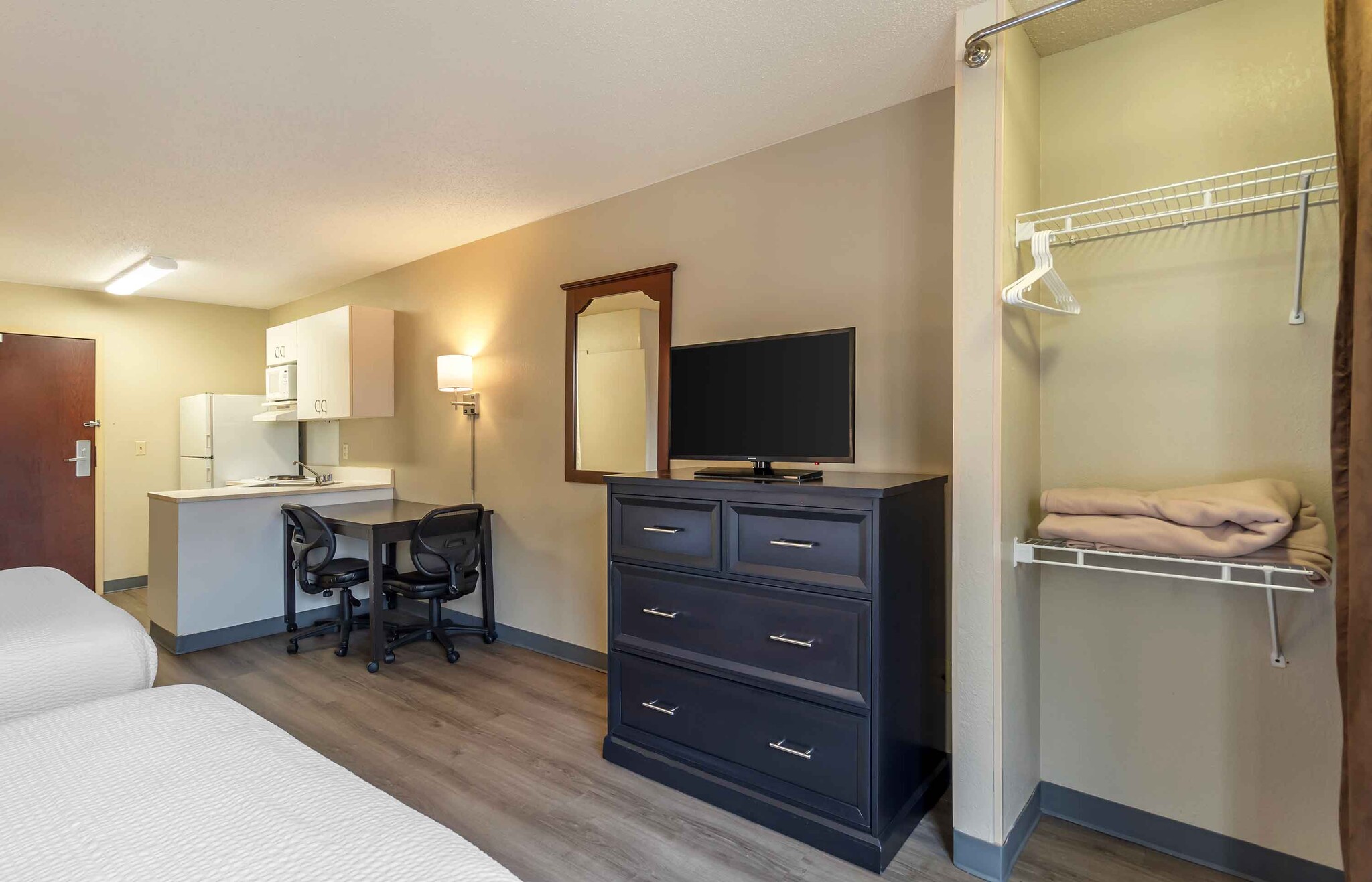 Building Photo - Furnished Studio-Chicago - Woodfield Mall