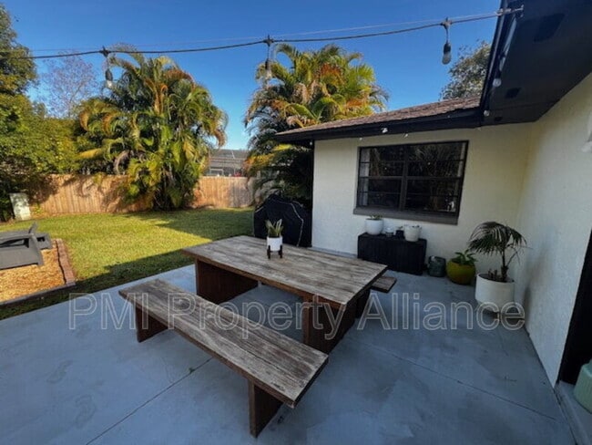 Building Photo - 4044 Tenita Dr