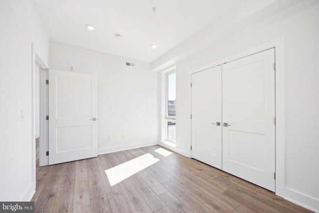 Building Photo - 1350 N Front St