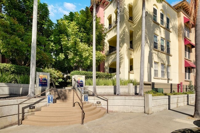 Building Photo - 2 bedroom 2 bathroom condo in Uptown District!